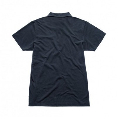 Polo preto de manga curta vista traseira sobre fundo branco