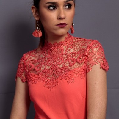 Vestido coral com renda e brincos de tassel