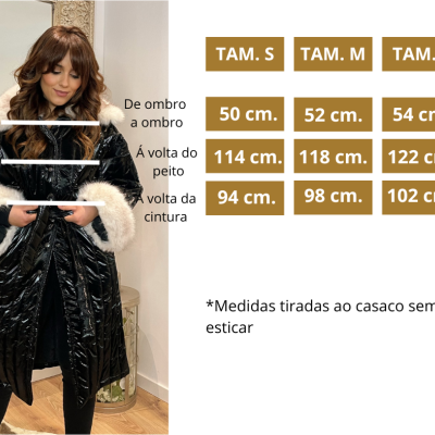 Modelo com casaco preto brilhante e pelo branco nas mangas