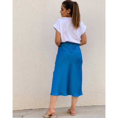 Mulher de costas com saia midi azul e t-shirt branca