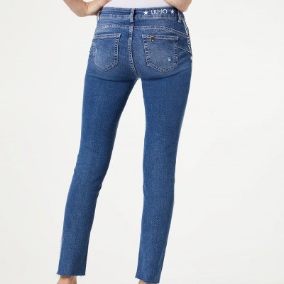 Calças de ganga azuis femininas vistas de trás com etiqueta LIU JO