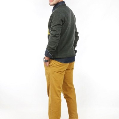 Homem com roupa casual em fundo branco