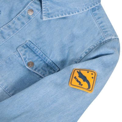 Casaco azul claro com patch amarelo com desenho na manga