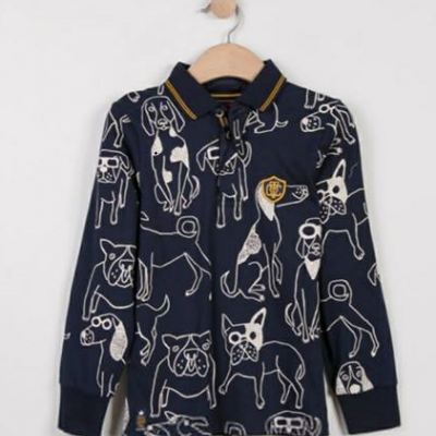Camisola azul escura para criança com desenho de cães e gola com linha amarela