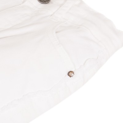 Calças brancas com botão metálico e bolso frontal