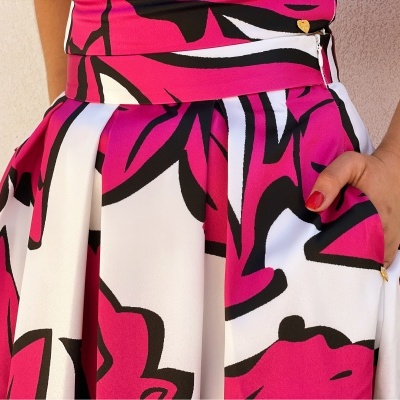Saia rodada estampada em rosa, branco e preto com bolsos e cintura alta