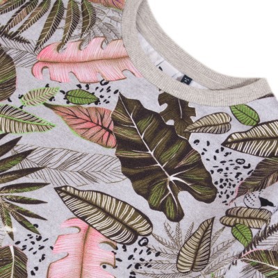 T-shirt com padrão de folhas coloridas e decote redondo cinza claro