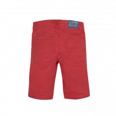 Calções vermelhos com bolsos traseiros e etiqueta azul