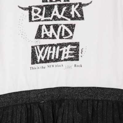 Camisola branca com texto preto e saia preta plissada com brilho