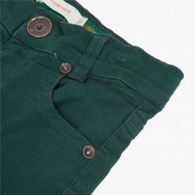 Calças verdes com botões metálicos e etiqueta interna