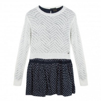 Vestido branco com padrão em zig-zag e saia azul escura com bolinhas brancas