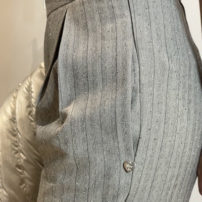 Calças cinzentas riscas com botão em forma de coração e texto 'Made With Love'