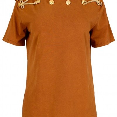 T-shirt castanha com botões dourados e detalhes nos ombros