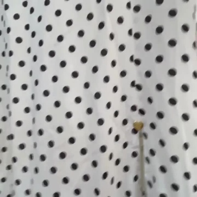 Vestido branco com bolinhas pretas e detalhes vermelhos