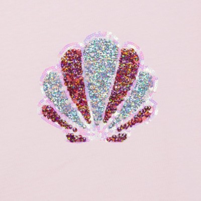 Aplique de concha com lantejoulas rosa e prateadas em fundo rosa claro