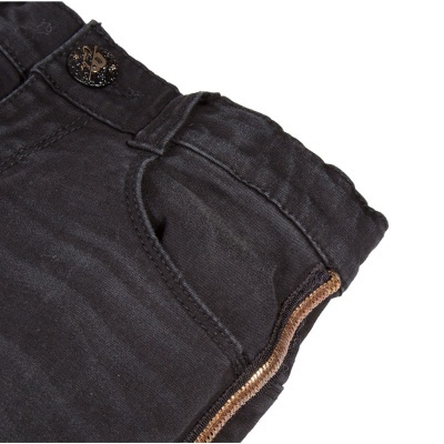 Calças pretas com bolso e fecho dourado