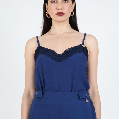 Camisola azul escuro com renda preta no decote e alças finas usada por mulher