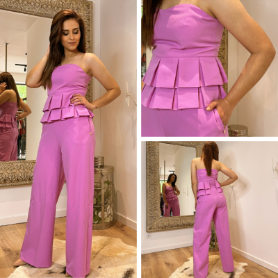 Conjunto feminino lilás com top sem alças e calças retas em interior com espelho e chão de madeira