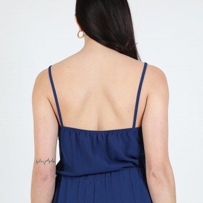 Mulher de costas com vestido azul escuro de alças finas