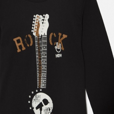 Camiseta preta com estampa de guitarras, texto ROCK NOW e desenho de mão rock.