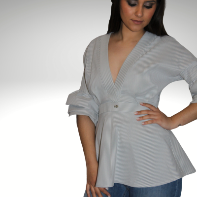 blusa feminina riscas finas cinza e branca com cinto na cintura e calças jeans