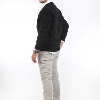 Homem jovem com roupa casual em fundo branco