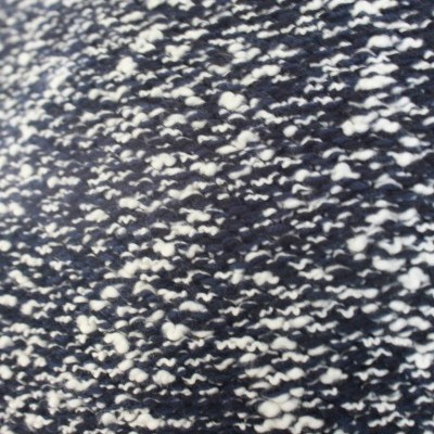 Tecido de malha azul escuro e branco com textura enrugada