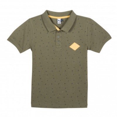 Polo infantil verde-oliva com pontos pretos e detalhe amarelo