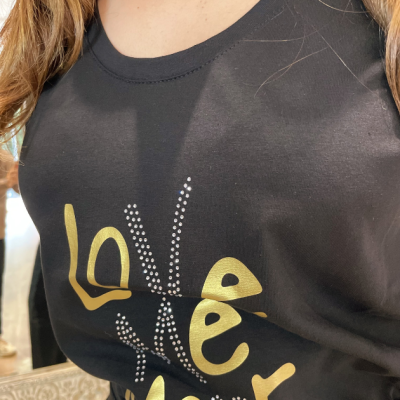 T-shirt preta com estampa dourada e prateada com texto 'LOVE'