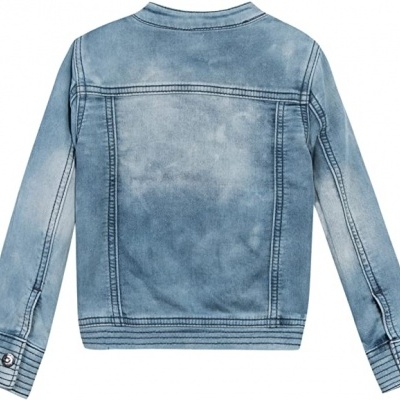 Casaco de ganga azul claro lavado com botões nas mangas