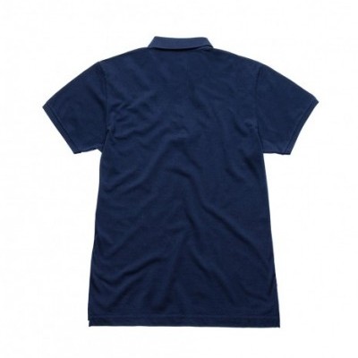 Camiseta polo azul escura vista de costas sobre fundo branco