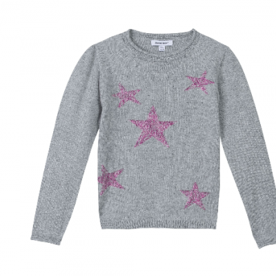 Camisola cinzenta com estrelas rosa brilhantes e mangas compridas
