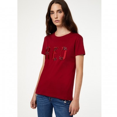 T-shirt vermelha feminina com letras brilhantes REJ e jeans azul