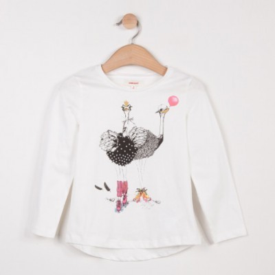 Camisola branca com estampa de duas avestruzes e um balão cor-de-rosa.