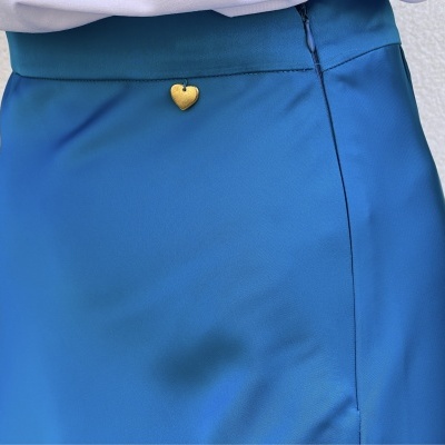 Saia azul com detalhe de coração dourado na cintura