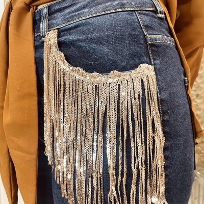 Calças de ganga com franjas douradas de lantejoulas em anca