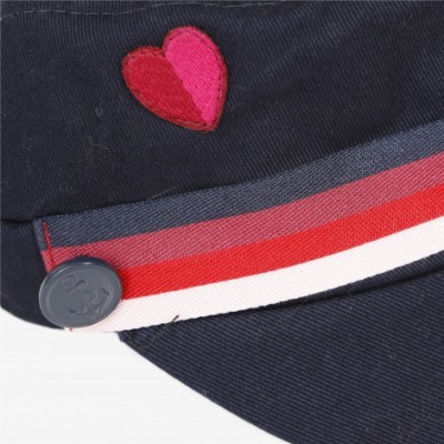 Boné azul escuro com coração bordado e riscas coloridas