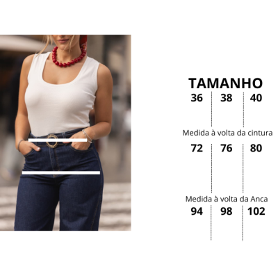 Mulher com top branco sem mangas e calças de ganga azul escuro, com colar vermelho e pulseiras, tabela de tamanhos ao lado
