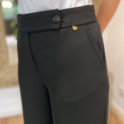 Calças pretas com cinto e botão, detalle de pingente dourado em forma de coração