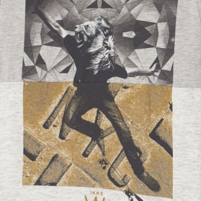 Camiseta cinza com estampa gráfica frontal e texto IKKS