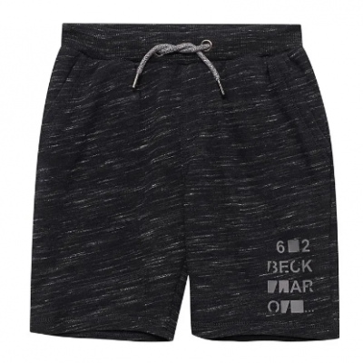 Calções pretos com padrões cinzentos e detalhes de texto na perna direita