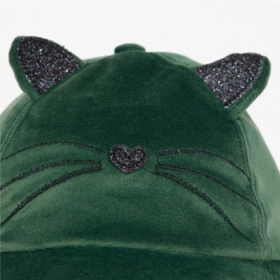 Boné verde aveludado com orelhas e nariz de gato pretos brilhantes e bigodes bordados