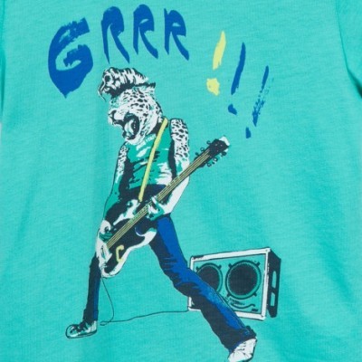T-shirt azul turquesa com estampa de músico a tocar guitarra e texto GRRR !!