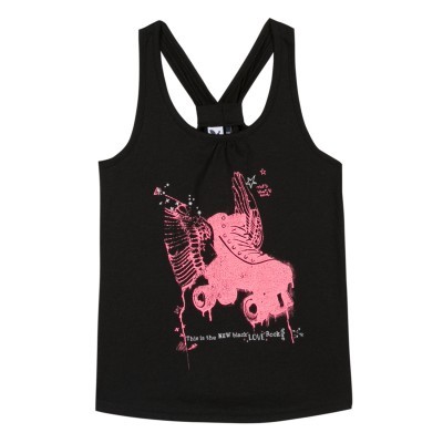 Top preto com estampa rosa de elefante com asas e texto em inglês.