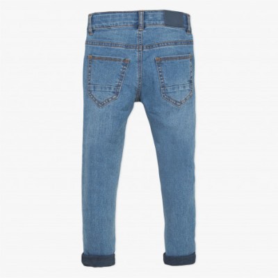 Calças de ganga azul vistas de trás com bainha virada para cima