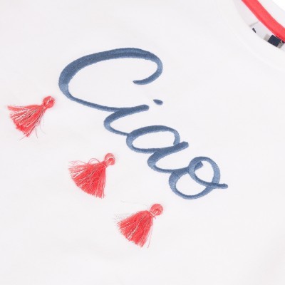 Camisola branca com texto 'Ciao' bordado e pompons vermelhos