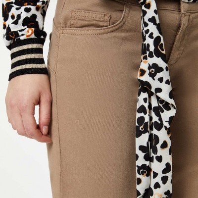 Calças camelo com bolso, blusa branca estampada e fita atada na cintura