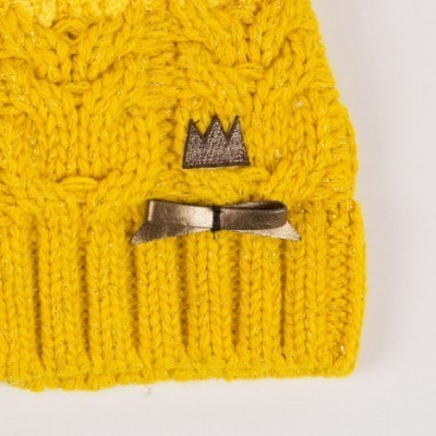 Gorro amarelo de malha grossa com coroa e laço prateado