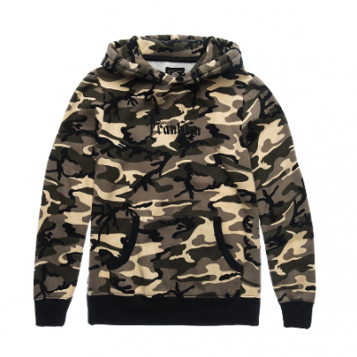 Casaco com capuz camuflado verde, bege e preto com bolso frontal e texto no peito.