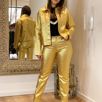 Conjunto dourado brilhante de casaco e calças com botas pretas